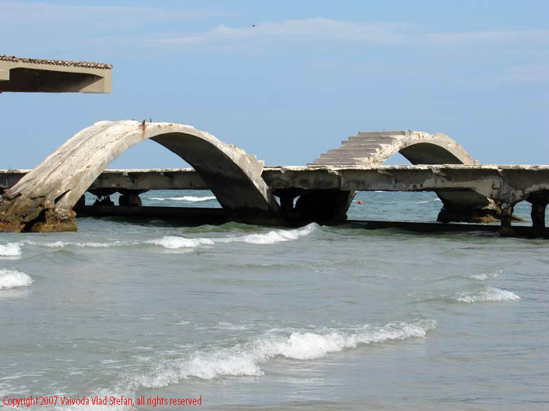 Plaja Mamaia 2007 Constanta Vaivoda Vlad fotograf in Romania val valuri albastru agrement turism turist litoral vara soare cald baie constanta apa nisip acvatic Victor Stephanescu arhitect constructie tobogan bolta debarcader ambarcatiuni inaugurare Carol al II-lea 1935