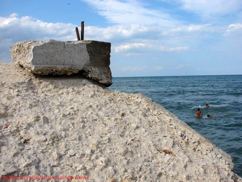 Mamaia 2007 Constanta Vaivoda Vlad fotograf in Romania val valuri albastru agrement turism turist litoral vara soare cald baie constanta apa nisip acvatic Victor Stephanescu arhitect constructie tobogan bolta debarcader ambarcatiuni inaugurare Carol al II-lea 1935