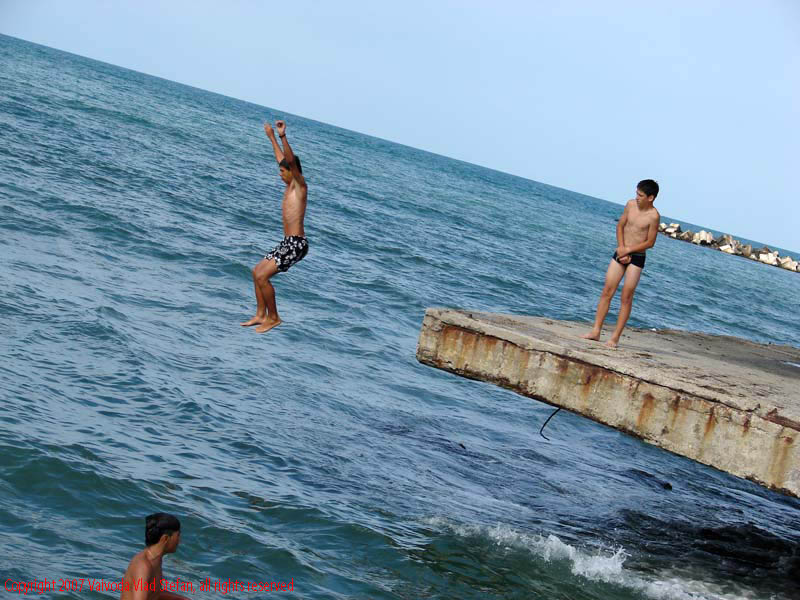 Marea Neagra Mamaia 2007 Constanta Vaivoda Vlad fotograf in Romania val valuri albastru agrement turism turist litoral vara soare cald baie constanta apa nisip acvatic Victor Stephanescu arhitect constructie tobogan bolta debarcader ambarcatiuni inaugurare Carol al II-lea 1935