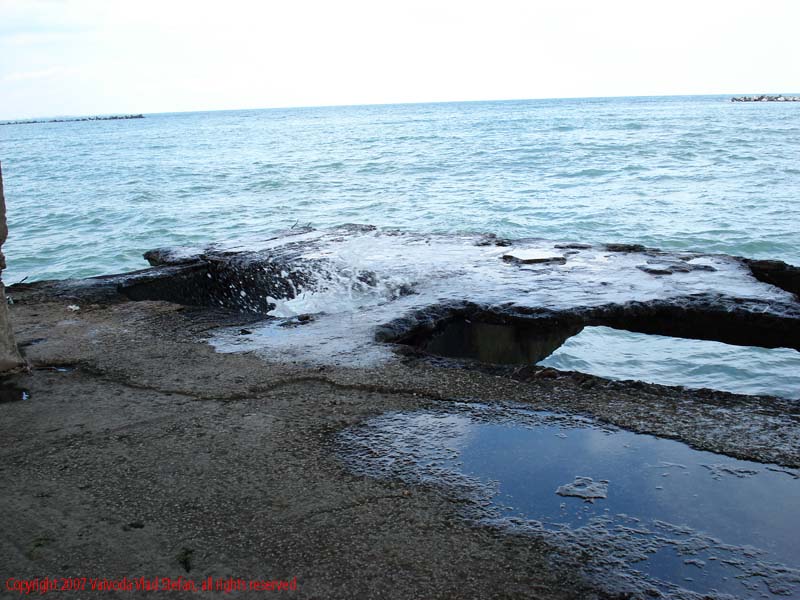 Panorama Marea Neagra Mamaia 2007 poza 2 Constanta Vaivoda Vlad fotograf in Romania val valuri albastru agrement turism turist litoral vara soare cald baie constanta apa nisip acvatic Victor Stephanescu arhitect constructie tobogan bolta debarcader ambarcatiuni inaugurare Carol al II-lea 1935
