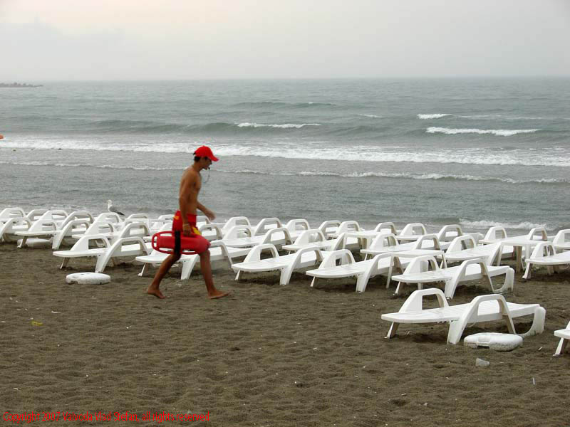 Plaja Mamaia 2007 Constanta Vaivoda Vlad fotograf in Romania val valuri plaja salvamar sezlong agrement turism turist litoral vara baie apa nisip acvatic