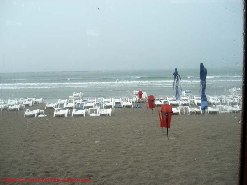 Plaja Mamaia 2007 Constanta Vaivoda Vlad fotograf in Romania val valuri plaja ploaie umbrele umbrelute mal Marea Neagra