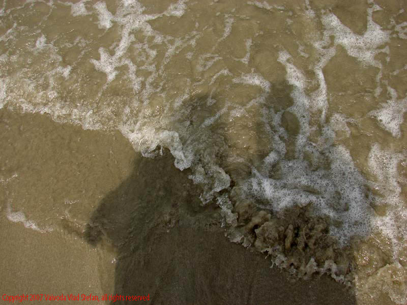 Plaja Mamaia 2007 Constanta Vaivoda Vlad fotograf in Romania turism turist litoral nisip vara val valuri umbre 