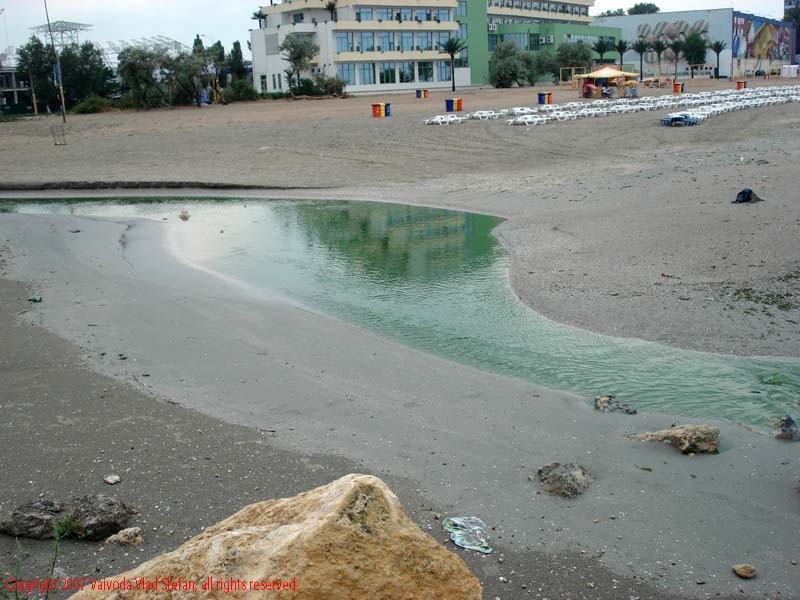 Plaja stabilopozi Marea Neagra Mamaia 2007 Constanta Vaivoda Vlad fotograf in Romania turism turist litoral nisip vara mal marea neagra hotel hoteluri cazare