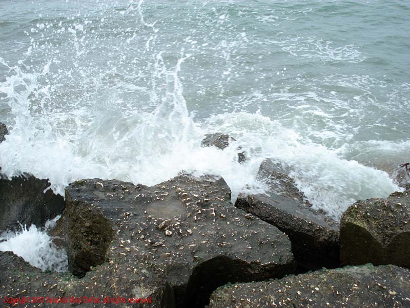 stabilopozi Marea Neagra Mamaia 2007 Constanta Vaivoda Vlad fotograf in Romania turism turist litoral vara mal val spart valuri spuma stropi
