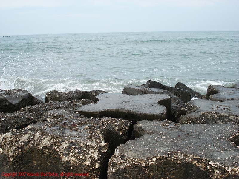 stabilopozi Marea Neagra Mamaia 2007 Constanta Vaivoda Vlad fotograf in Romania turism turist litoral vara mal val spart valuri spuma stropi