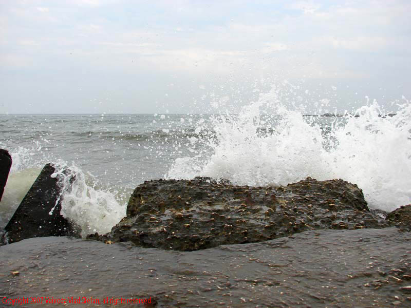stabilopozi Marea Neagra Mamaia 2007 Constanta Vaivoda Vlad fotograf in Romania turism turist litoral vara mal val spart valuri spuma stropi agitata