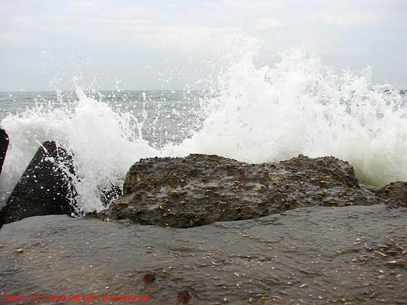 stabilopozi Marea Neagra Mamaia 2007 Constanta Vaivoda Vlad fotograf in Romania turism turist litoral vara mal val spart valuri spuma stropi agitata