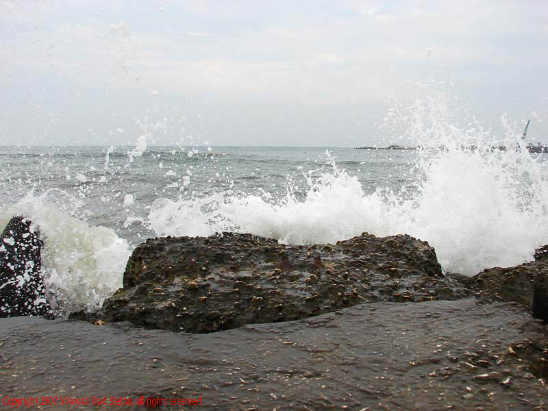 stabilopozi Marea Neagra Mamaia 2007 Constanta Vaivoda Vlad fotograf in Romania turism turist litoral vara mal val spart valuri spuma stropi agitata