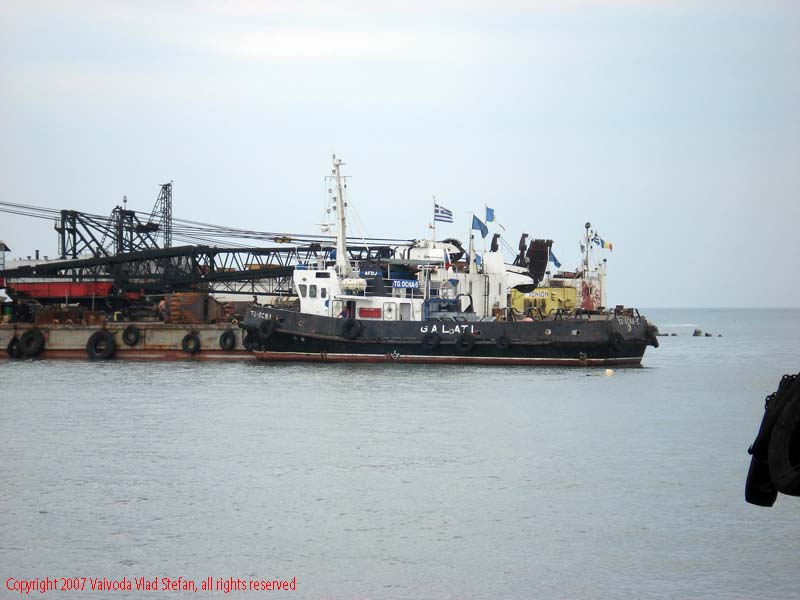Vapor la mal stabilopozi Marea Neagra Mamaia 2007 Constanta Vaivoda Vlad fotograf in Romania turism turist litoral vara mal peisaj natura natural vapor vas ancorat