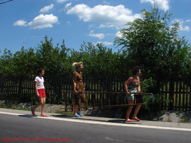 Vaivoda Vlad fotograf in Romania drum european national sosea sosele excursie calatorie calator voiaj masina automobil condus sofat soferie circula circulatie daewoo matiz pietoni In trafic pe E81 DN7 2007