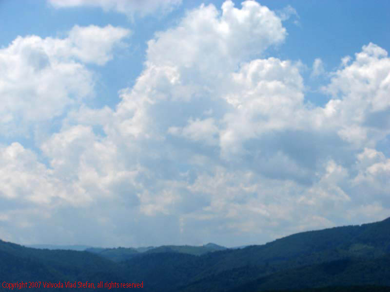 Vaivoda Vlad fotograf in Romania drum european national sosea sosele excursie calatorie calator voiaj masina automobil condus sofat soferie circula circulatie daewoo matiz autostrada autostrazi rutier trafic panorama Peisaj cu nori